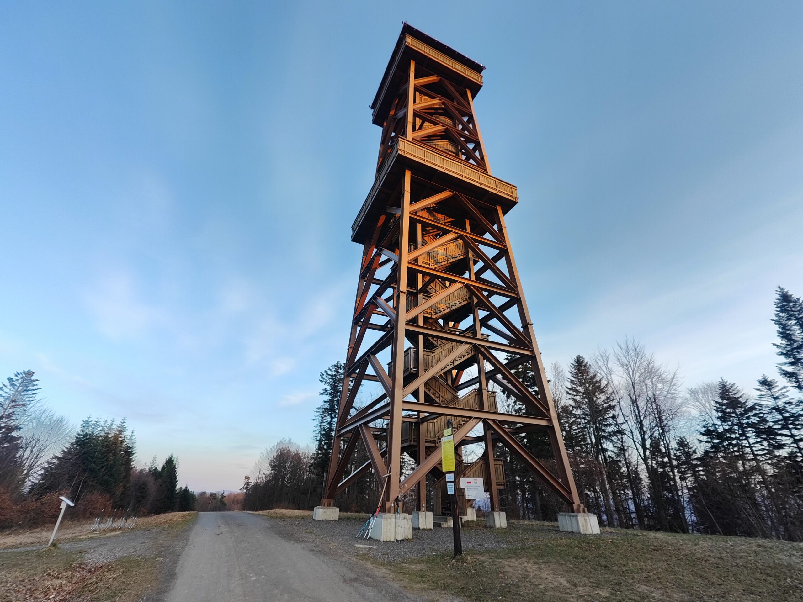 Jeziorka Bobrowe, Sine Wiry i wieża widokowa „Holica”
